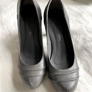 Grey leather platform pumps